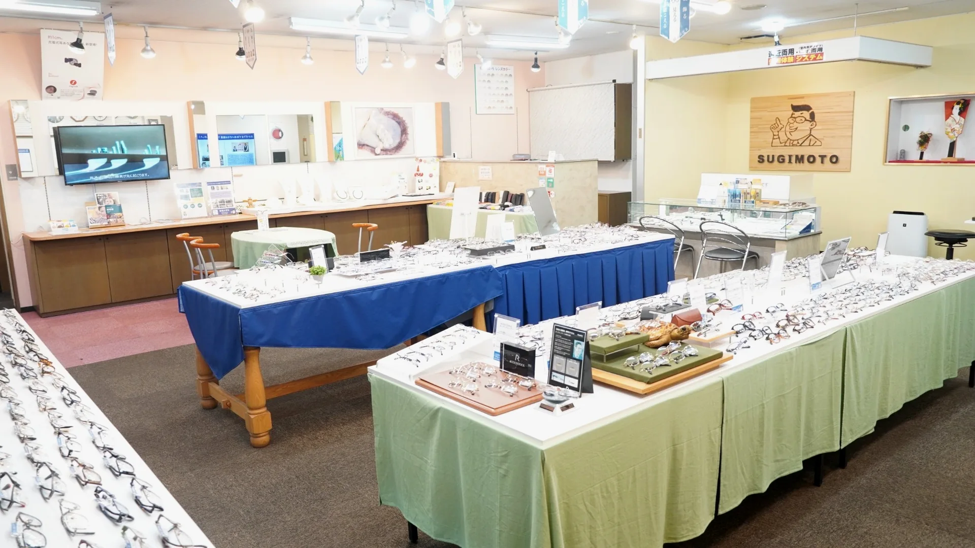 多彩なメガネフレームが並ぶ杉本メガネの店内