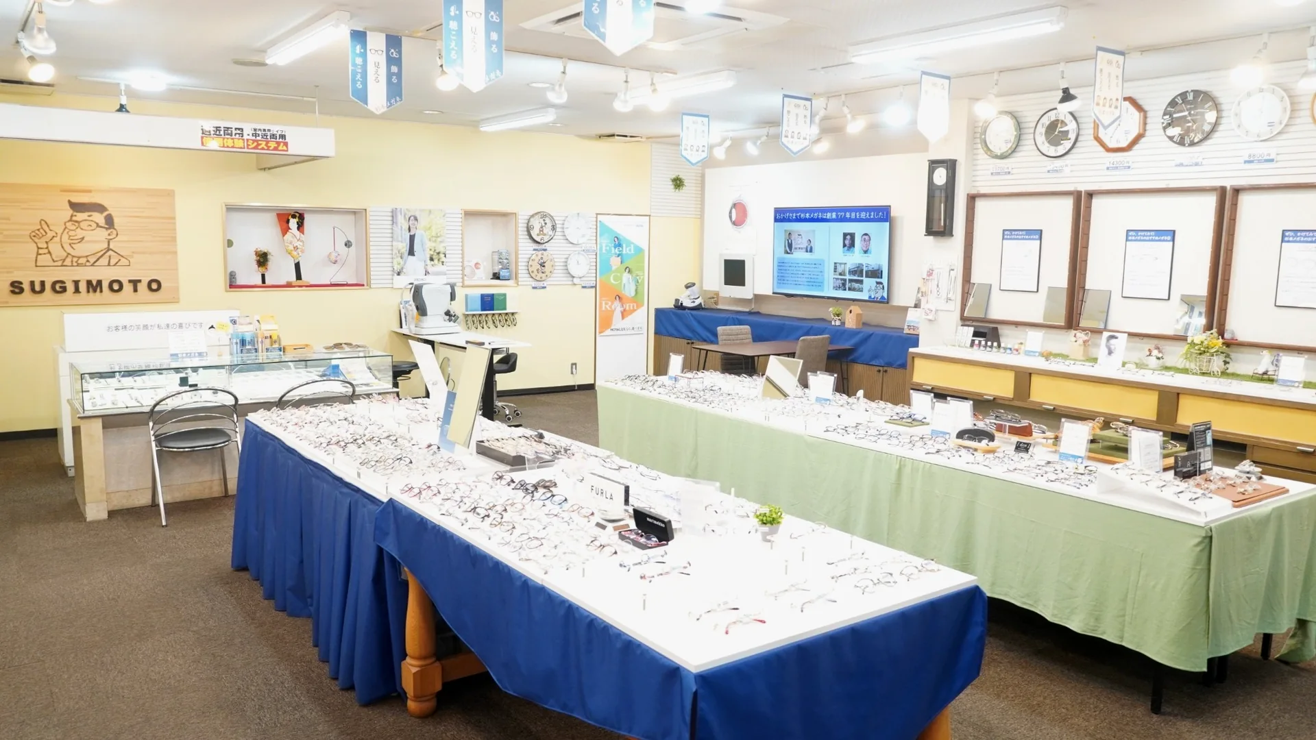 メガネを豊富に展示している杉本メガネの店内